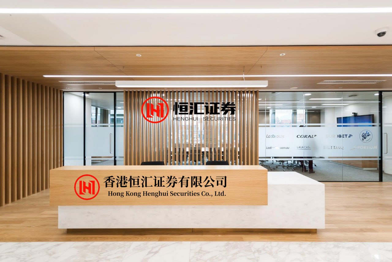 91快牛 董宇辉身穿官服带货，有黑粉发弹幕奚落他，他非但没有回怼，还尽显温柔格